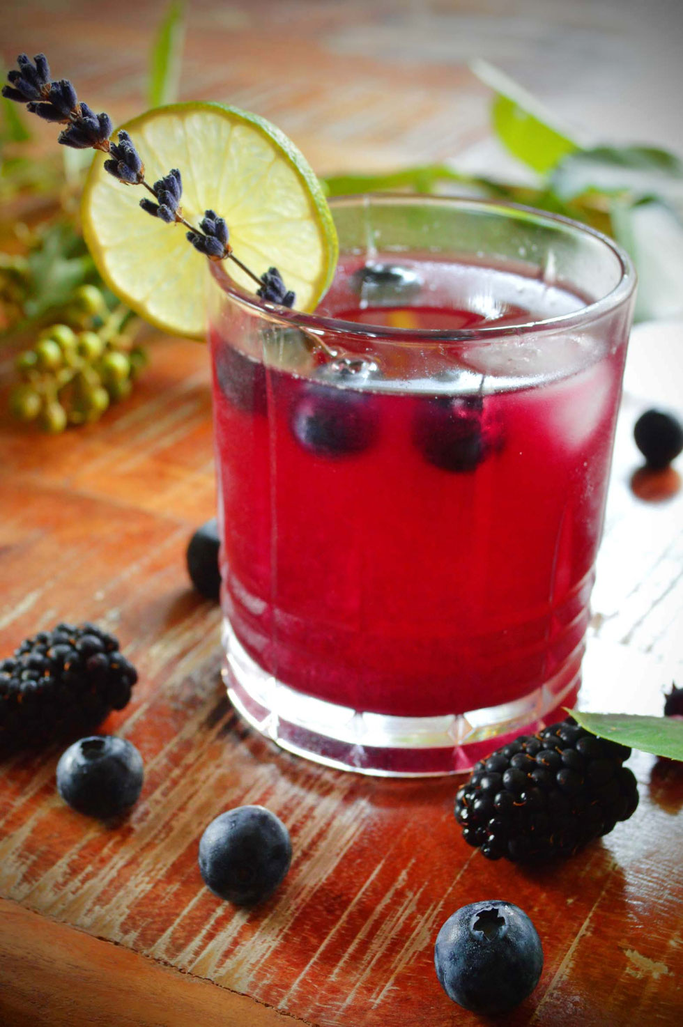 Sommer, Sommerdrink, fruchtig, Lavendel, Lavendeltee, Sirup, alkoholfrei, Brombeeren, Blaubeeren, Cocktail, Mocktail, Beeren, Kräuter, Kräutertee, Kräuterhexe,
