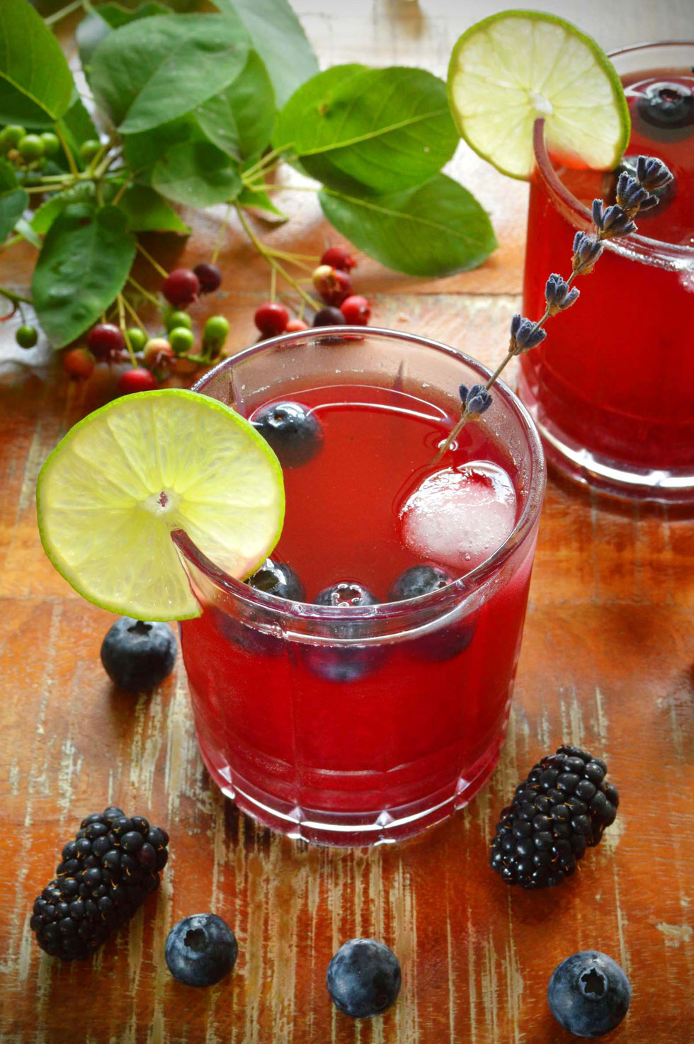 Sommer, Sommerdrink, fruchtig, Lavendel, Lavendeltee, Sirup, alkoholfrei, Brombeeren, Blaubeeren, Cocktail, Mocktail, Beeren, Kräuter, Kräutertee, Kräuterhexe,