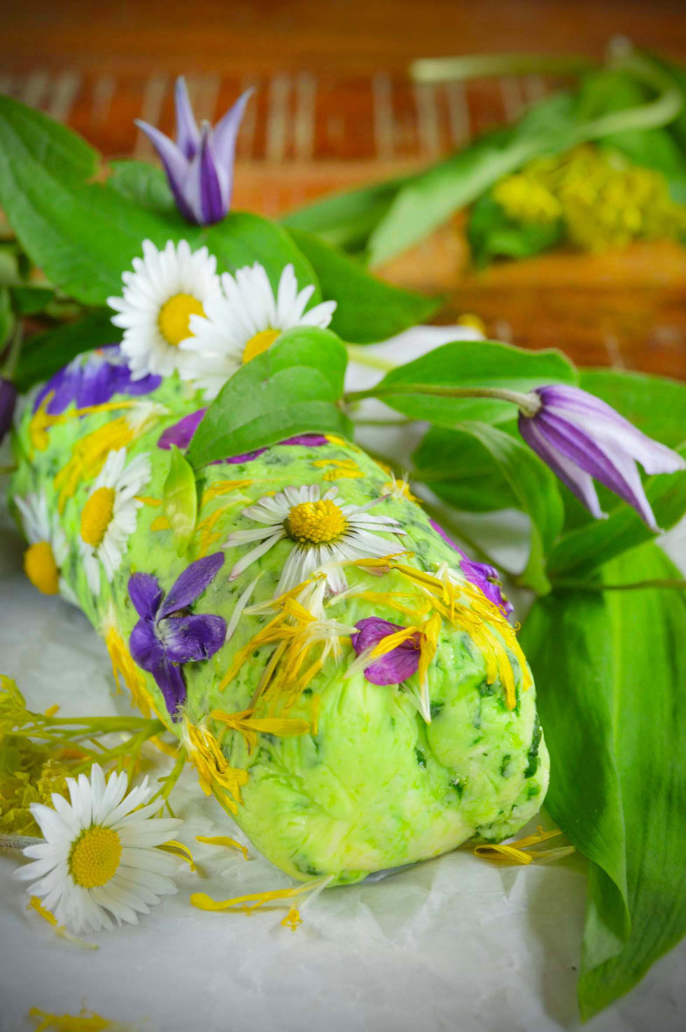 Bärlauch, Allium ursinum, Frühling, Butter, Kräuterbutter, Bärlauchbutter, essbare Blüten, Kräuter, Wildkräuter, Wildkräuter sammeln, Gänseblümchen, Veilchen, Silberblatt, Löwenzahn, Ahornblüten, Vergissmeinnicht, Kräuterhexe, Grüne Hexe