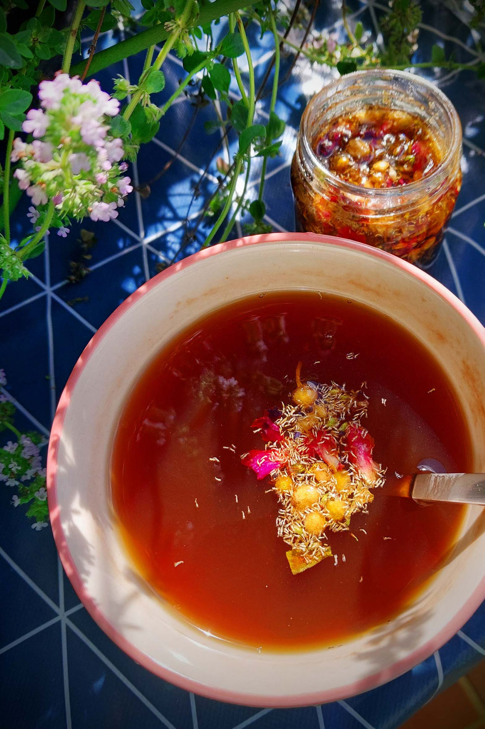 Honig, Honey, herbal, Kräuter, selber machen, selbstgemacht, infused honey, Elektuar, electuary, gesund, Erkältung, Magen-Darm, Schlaf, Blue Lotus, Blue pea, Rose, Beifuß, Kamille, Rosmarin, Salbei, Tulsi, Kräuterhexe, Küchenhexe,