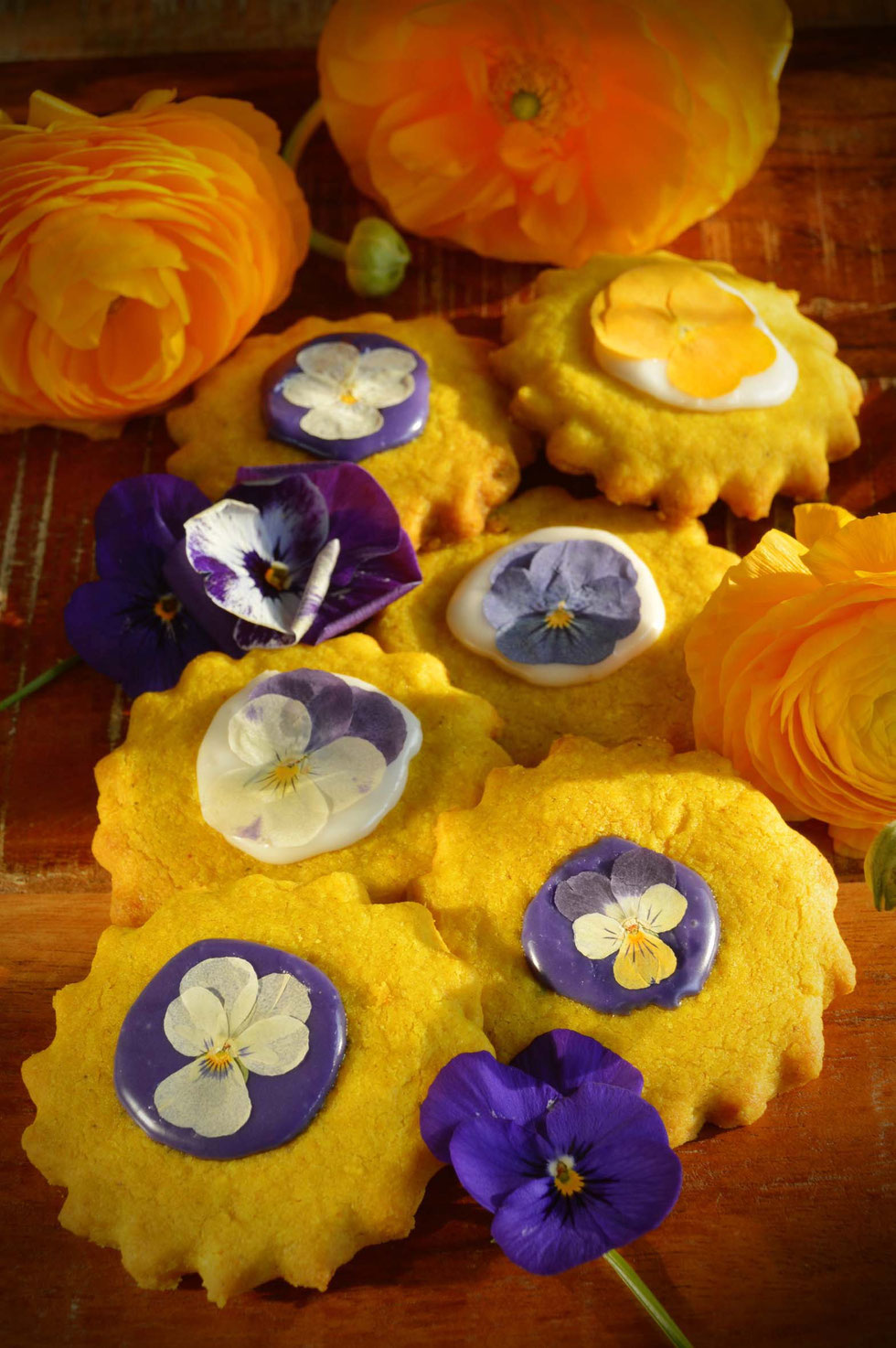 Kekse, Cookies, Sonne, Frühling, Goldene Milch, Kurkuma, Ingwer, shortbread, essbare Blüten, Hornveilchen, backen, Rezept, Goldene Milch Cookies, golden milk, Kräuterhexe, Küchenhexe, Gewürze, golden, 