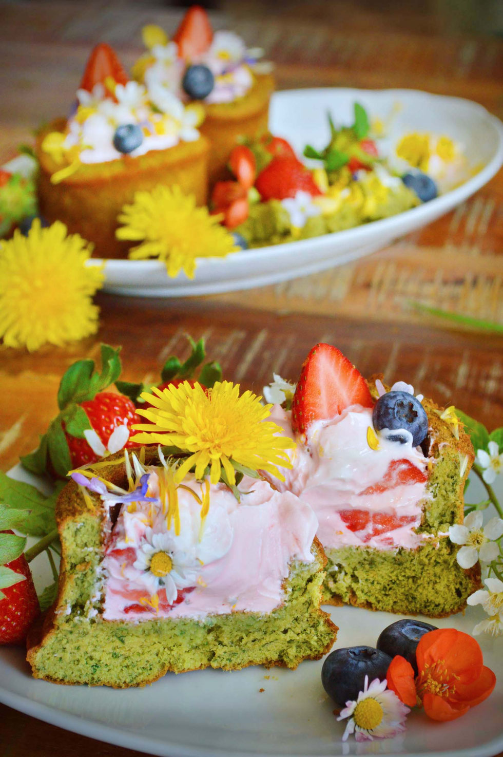 Kuchen, backen, Brennnesseln, Brennnesselkuchen, Savarin, Frühling, Erdbeeren, Quark, Sahnejoghurt, essbare Blüten, Wildkräuter, Wildkräuter sammeln, Kräuterhexe, Rezept, Bisquit, grüne Hexe