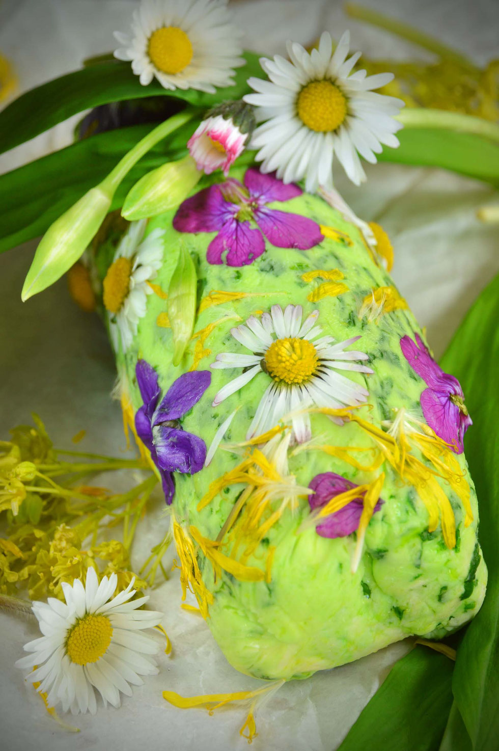 Bärlauch, Allium ursinum, Frühling, Butter, Kräuterbutter, Bärlauchbutter, essbare Blüten, Kräuter, Wildkräuter, Wildkräuter sammeln, Gänseblümchen, Veilchen, Silberblatt, Löwenzahn, Ahornblüten, Vergissmeinnicht, Kräuterhexe, Grüne Hexe