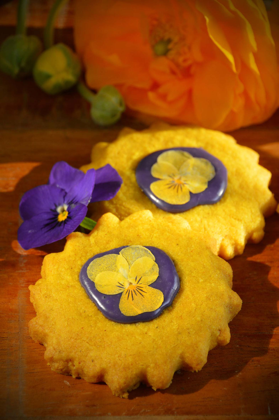 Kekse, Cookies, Sonne, Frühling, Goldene Milch, Kurkuma, Ingwer, shortbread, essbare Blüten, Hornveilchen, backen, Rezept, Goldene Milch Cookies, golden milk, Kräuterhexe, Küchenhexe, Gewürze, golden, 
