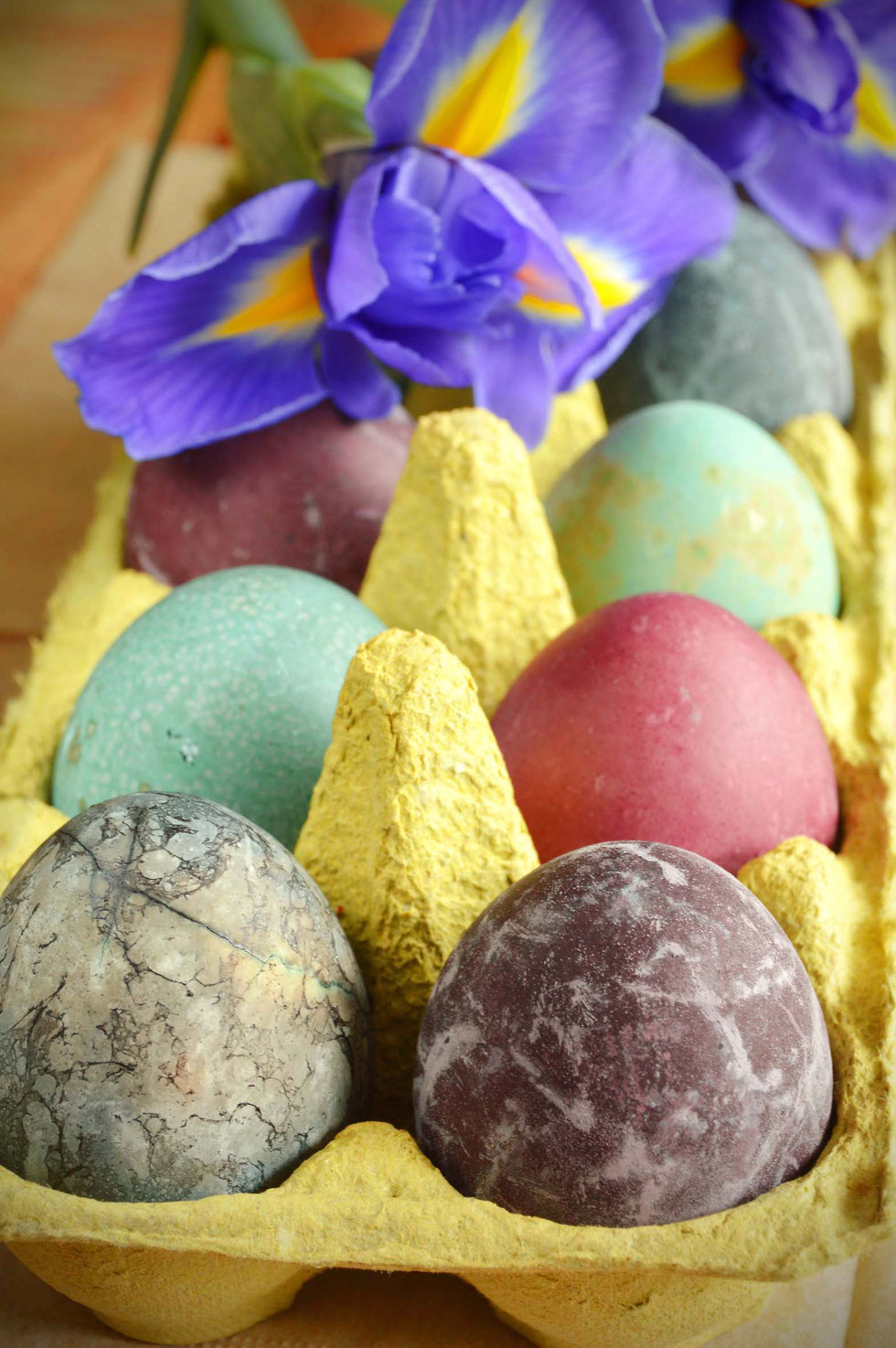 Ostern, Eier, Ostereier, färben, Natur, natürlich, Gemüse, Holunderbeeren, Saft, Rotkohl, natürliche Farben, Rote Beete, Essig, Natron, backen, Osterkränze, Minikränze, Zopf, Osterzopf