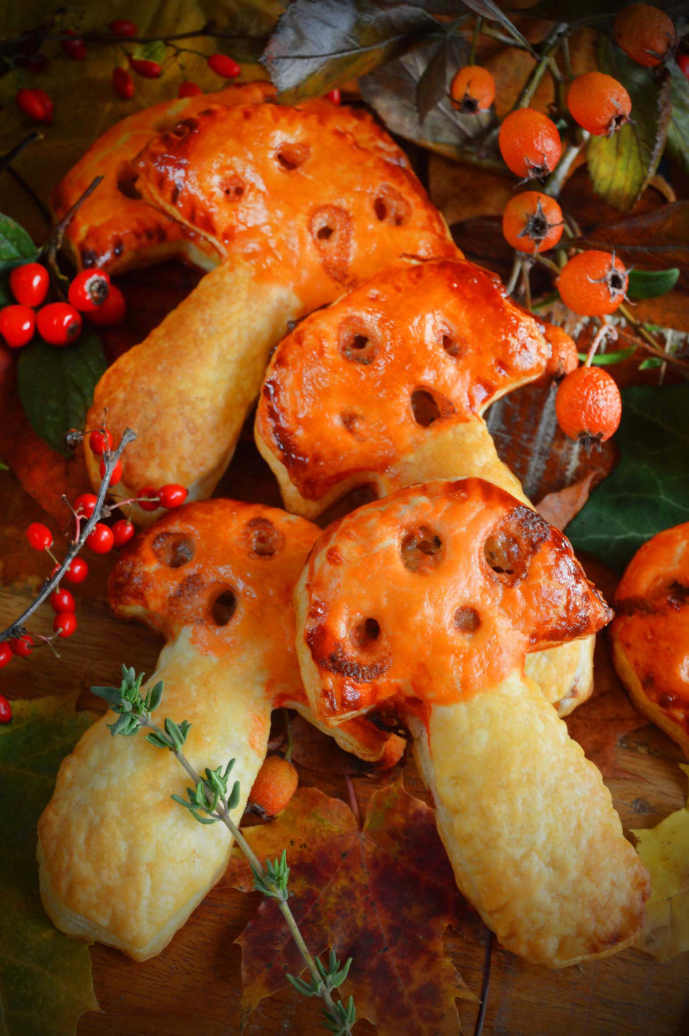 Pilze, Herbst, gefüllt, pie, fly agaric, Amanita muscaria,backen, Rezept, Pilz-Pie, Austernseitling, Fliegenpilz, Pilzform, Pilzfüllung, Blätterteig, Thymian, Ziegenfrischkäse, mini, hand pies, mushroom hand pies, Küchenhexe, grüne Hexe, oyster mushrooms,
