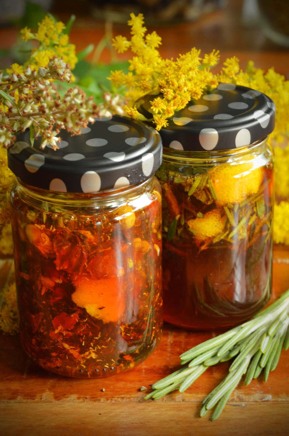 Honig, Honey, herbal, Kräuter, selber machen, selbstgemacht, infused honey, Elektuar, electuary, gesund, Erkältung, Magen-Darm, Schlaf, Blue Lotus, Blue pea, Rose, Beifuß, Kamille, Rosmarin, Salbei, Tulsi, Kräuterhexe, Küchenhexe,