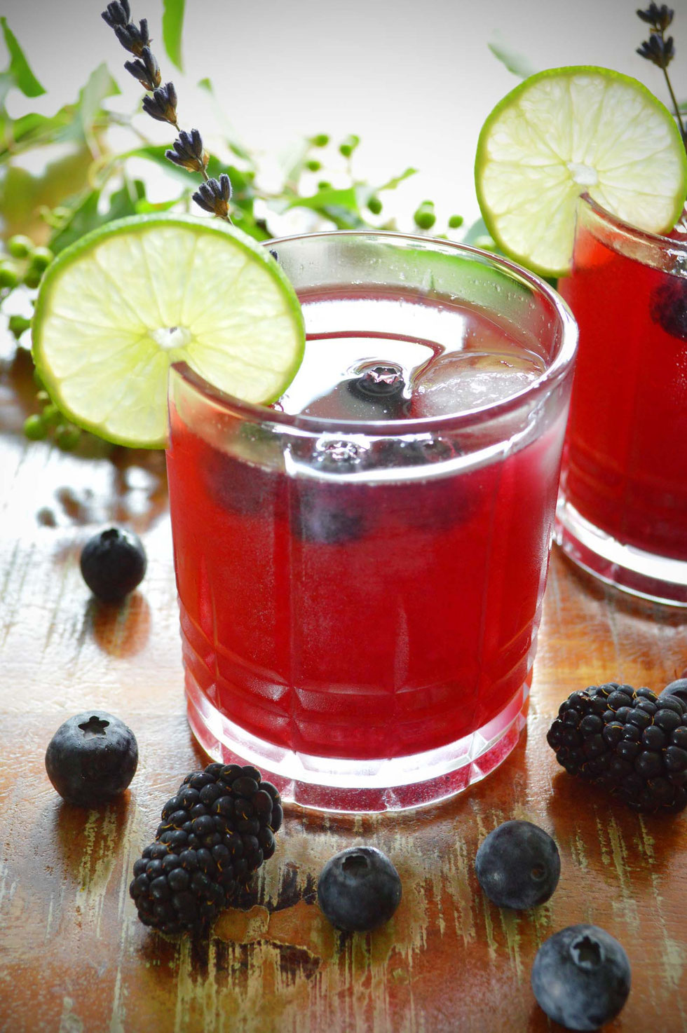 Sommer, Sommerdrink, fruchtig, Lavendel, Lavendeltee, Sirup, alkoholfrei, Brombeeren, Blaubeeren, Cocktail, Mocktail, Beeren, Kräuter, Kräutertee, Kräuterhexe,