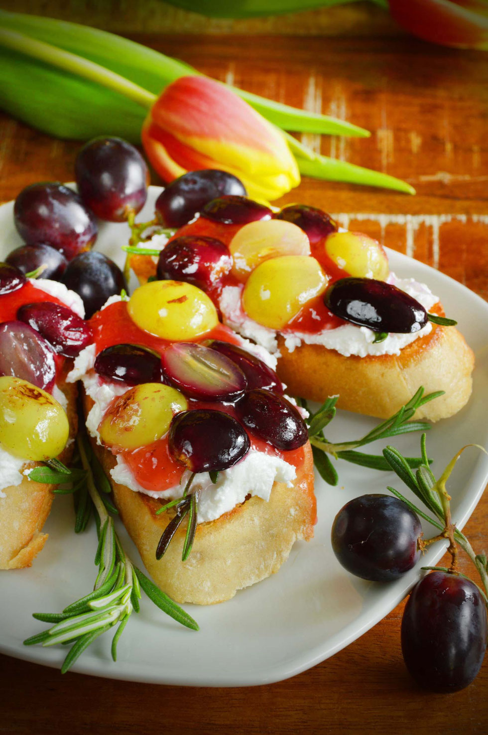 Trauben,Weintrauben, Gelee, Trauben-Gelee, Weintraubengelee, Crostini, Ciabatta, Rosmarin, Frischkäse, Ziegenkäse, Ziegenfrischkäse, Ziegenkäserolle, Fingerfood, Vorspeise, herzhaft,