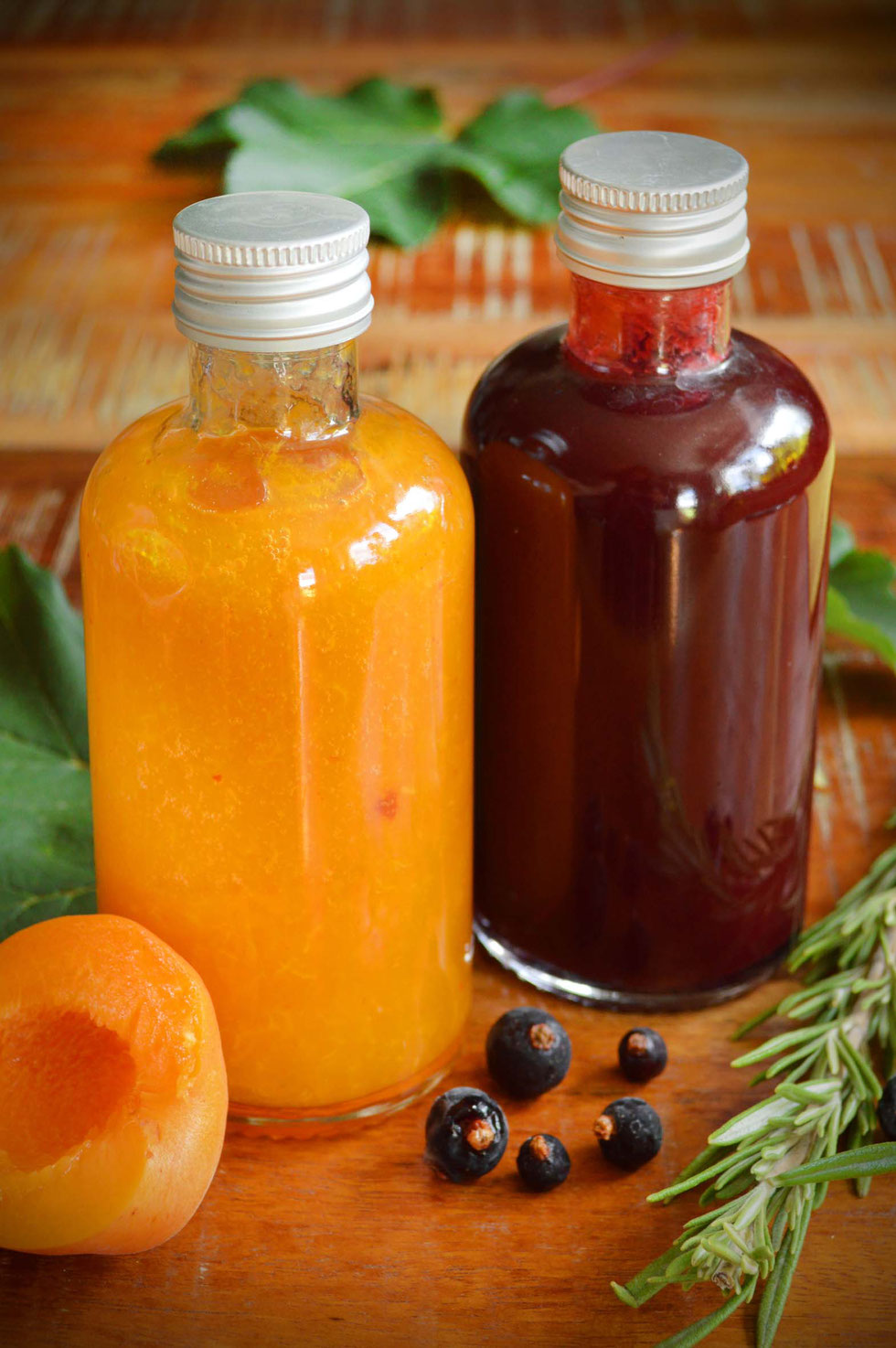 Essig, Fruchtessig, Balsam, Balsamico, Weißweinessig, Aprikose, Rosmarin, Chili, Schwarze Johannisbeere, Schlehen, Essig herstellen, fruchtige Essige selber machen, selber machen, diy, Früchte, Resteverwertung