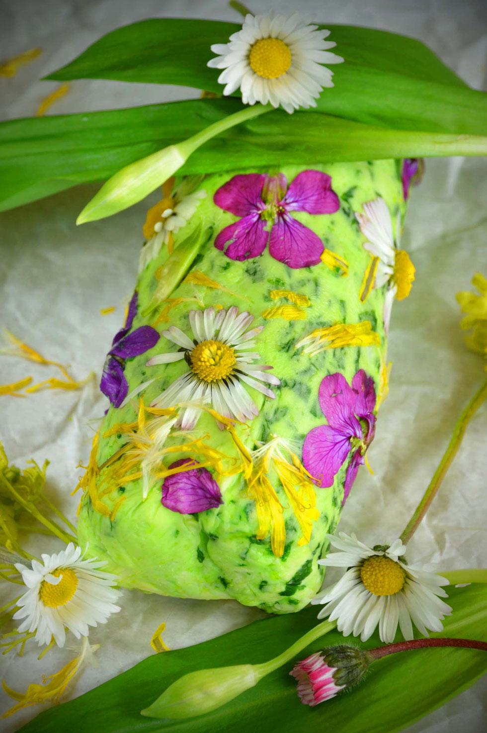 Bärlauch, Allium ursinum, Frühling, Butter, Kräuterbutter, Bärlauchbutter, essbare Blüten, Kräuter, Wildkräuter, Wildkräuter sammeln, Gänseblümchen, Veilchen, Silberblatt, Löwenzahn, Ahornblüten, Vergissmeinnicht, Kräuterhexe, Grüne Hexe