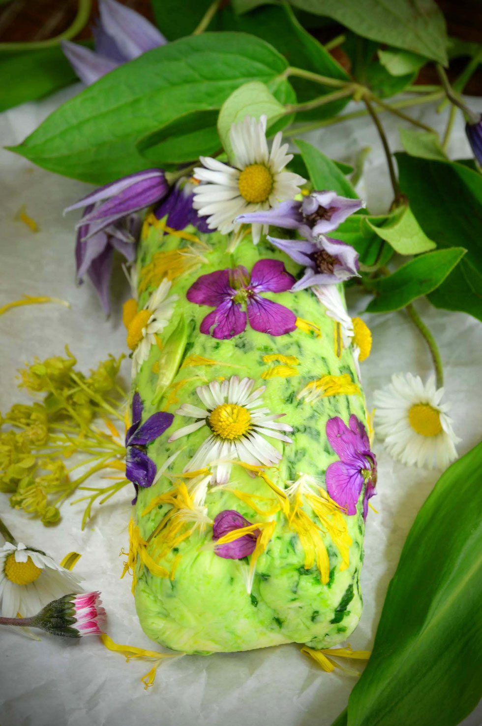 Bärlauch, Allium ursinum, Frühling, Butter, Kräuterbutter, Bärlauchbutter, essbare Blüten, Kräuter, Wildkräuter, Wildkräuter sammeln, Gänseblümchen, Veilchen, Silberblatt, Löwenzahn, Ahornblüten, Vergissmeinnicht, Kräuterhexe, Grüne Hexe