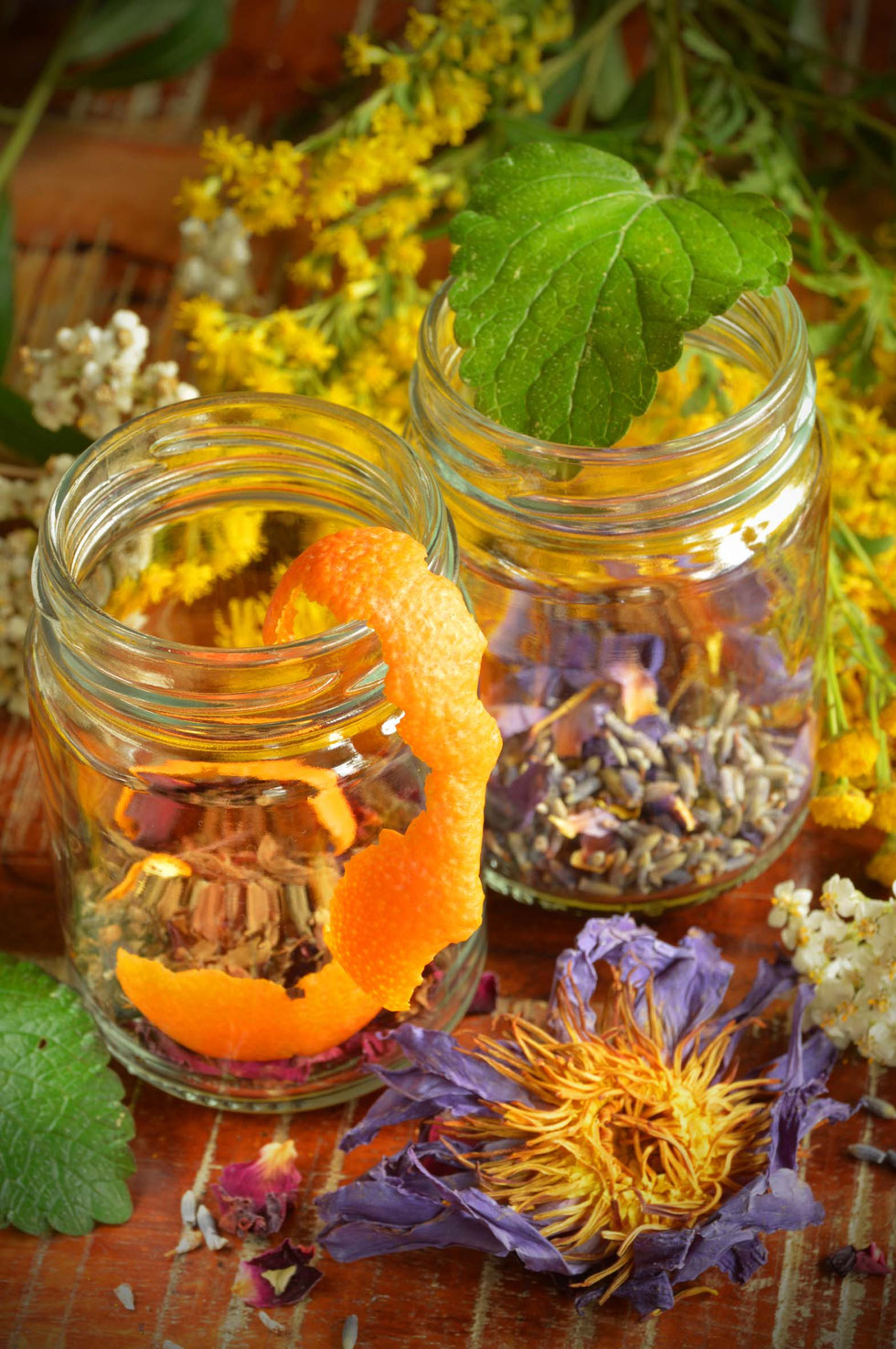 Honig, Honey, herbal, Kräuter, selber machen, selbstgemacht, infused honey, Elektuar, electuary, gesund, Erkältung, Magen-Darm, Schlaf, Blue Lotus, Blue pea, Rose, Beifuß, Kamille, Rosmarin, Salbei, Tulsi, Kräuterhexe, Küchenhexe,
