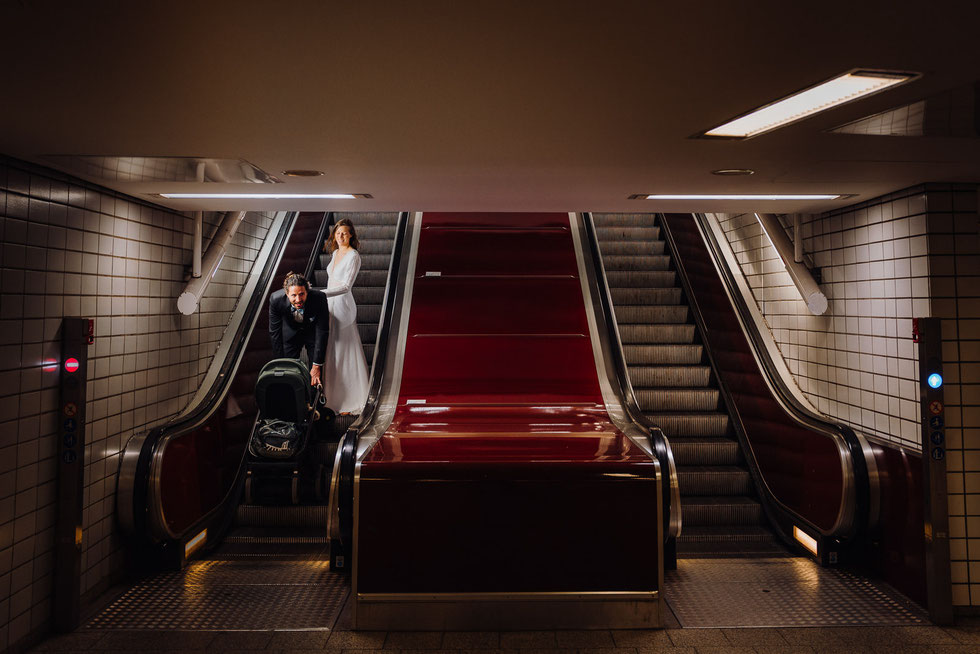 Hochzeitsfotograf Brautpaar Hamburger U-Bahn Bahnhof Rolltreppen