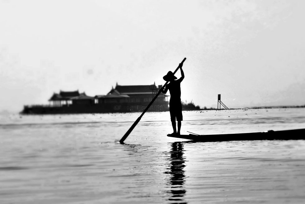 Leg rowing fisher - Inle Lake