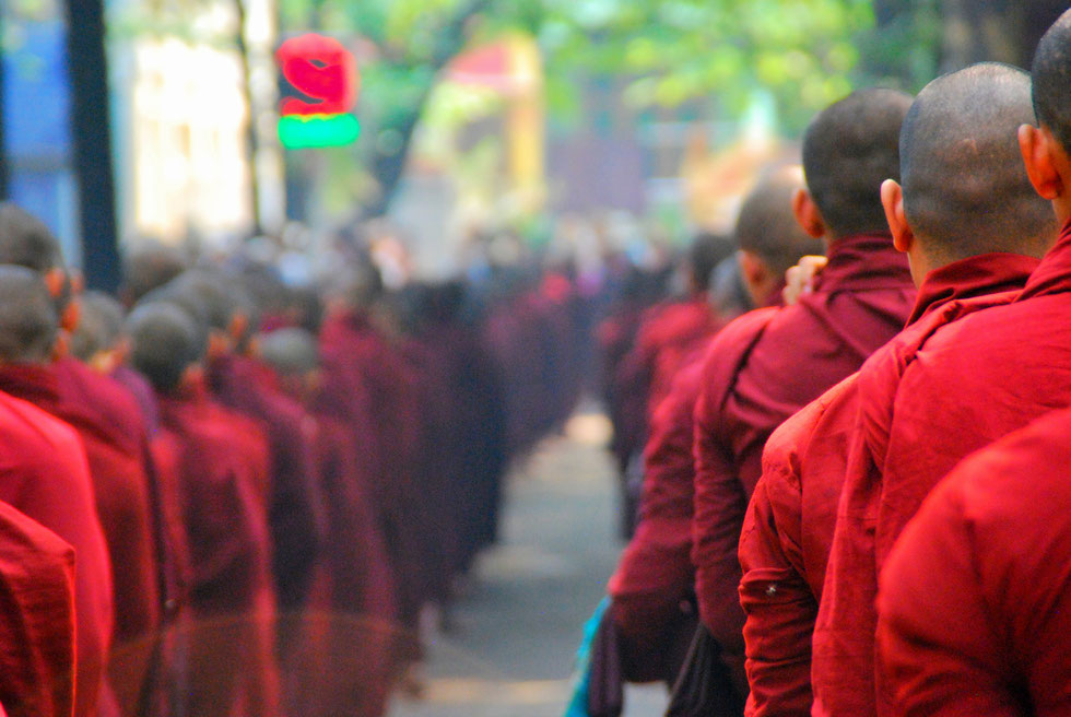 Queuing monks - Maha Gandhayon Kyaung