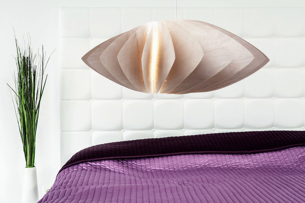 Twist by Woolights to piękna nowoczesna lampa wykonana z brzozowej sklejki oraz innych nowoczesnych materiałów. Jak widać na zdjęciu świetnie sprawdza się w sypialni.