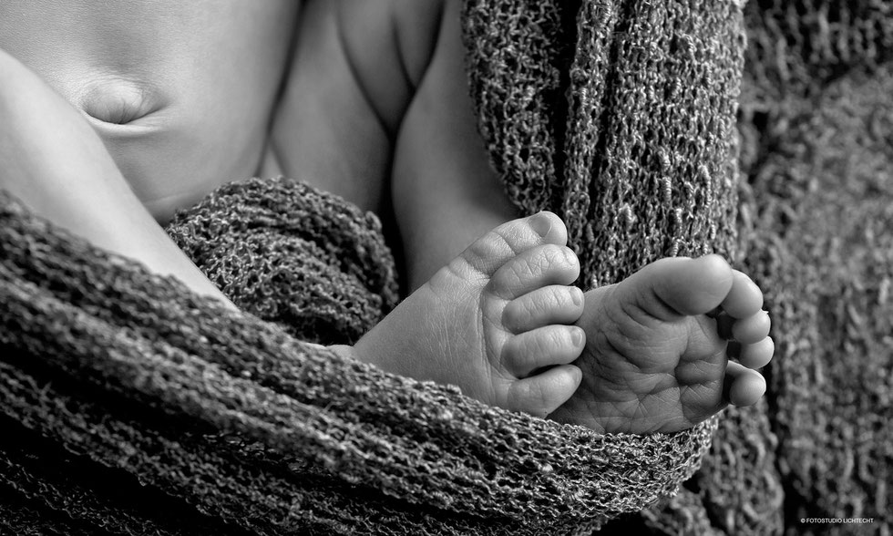 babyfotos, newbornfotografie, babyfotograf, babyfüßchen, ben pfeifer, fotostudio lichtecht,