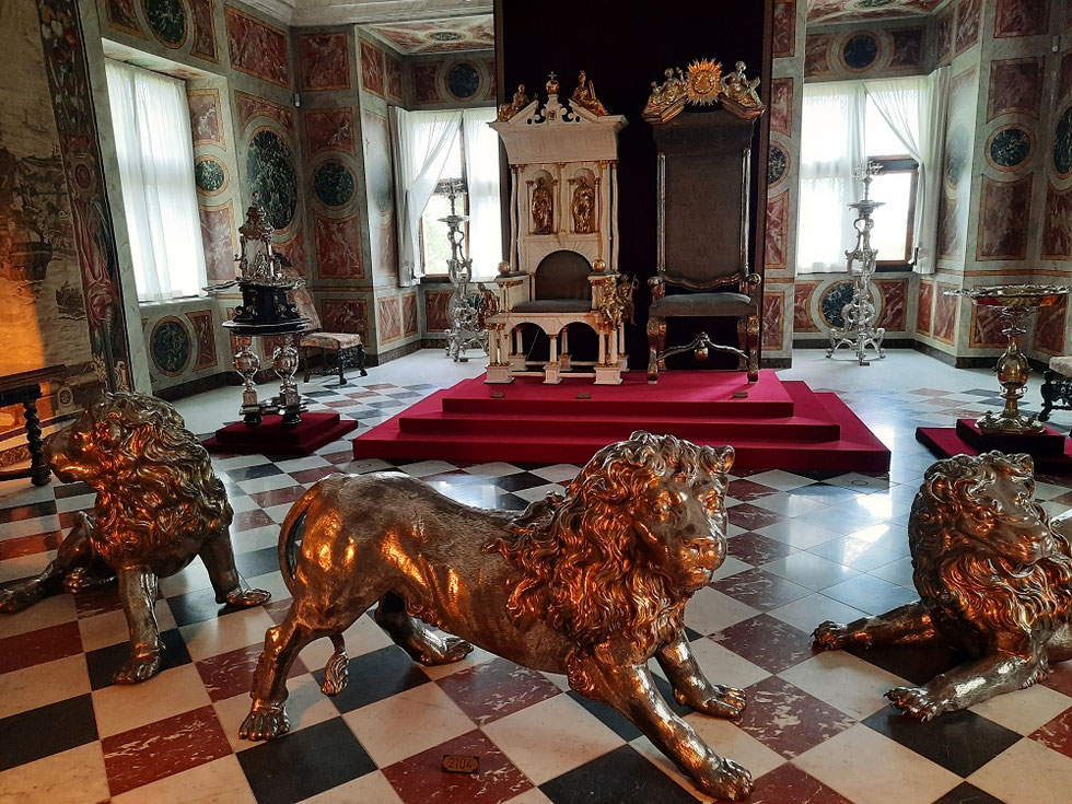 La Grande Salle qui occupe le dernier étage avec les trônes du roi et de la reine gardés par trois imposants lions en argent