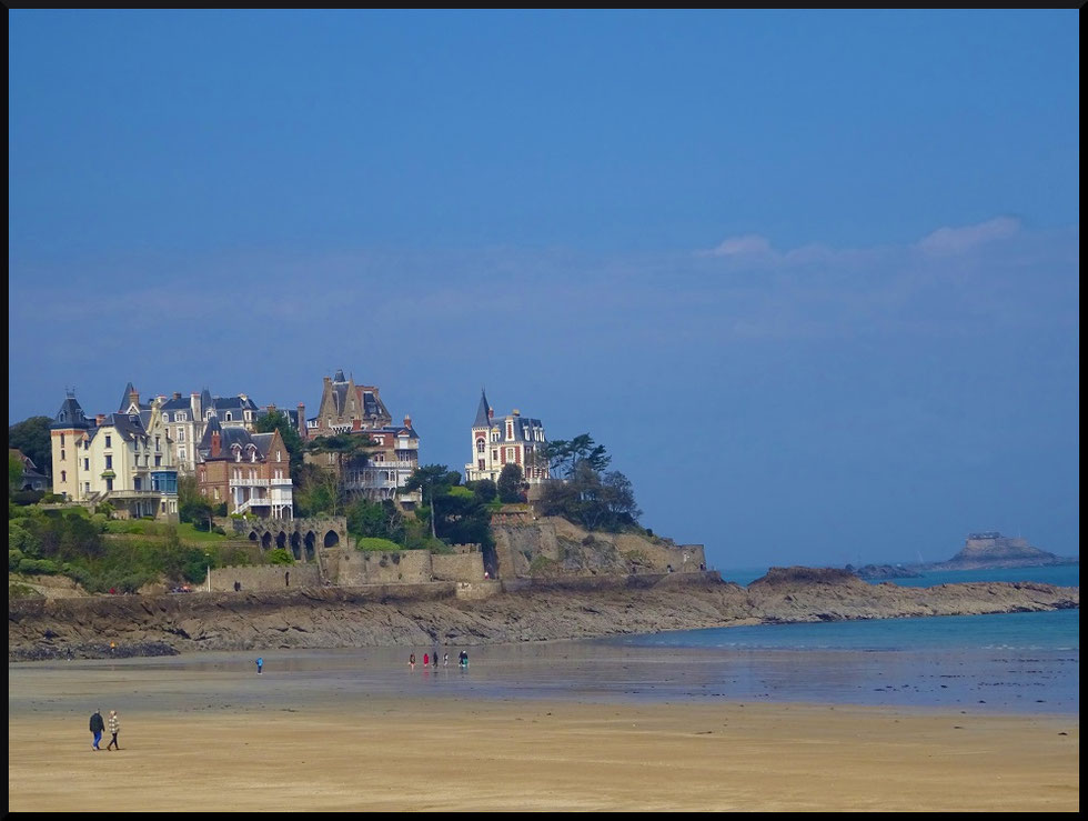 A Dinard, il y a de magnifiques villas, celle de droite est appelée villa Les Roches Brunes