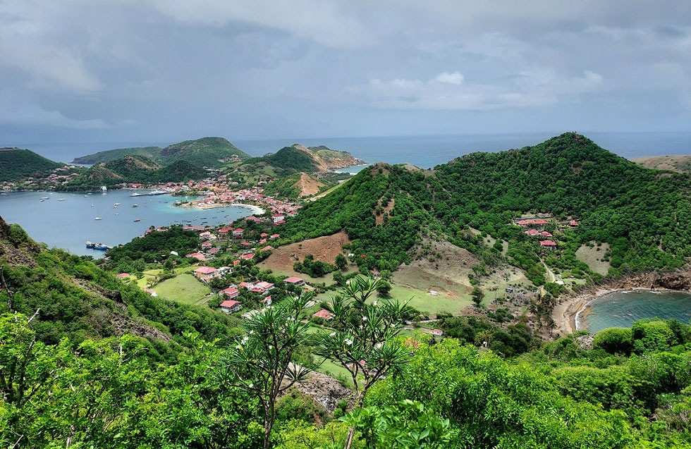 La vue sur Terre-de-Haut en montant au Chameau