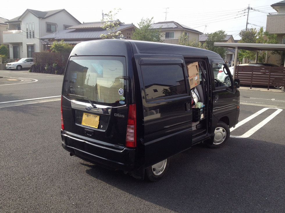 熊本の現地の方の車と積み込んだ物資の写真