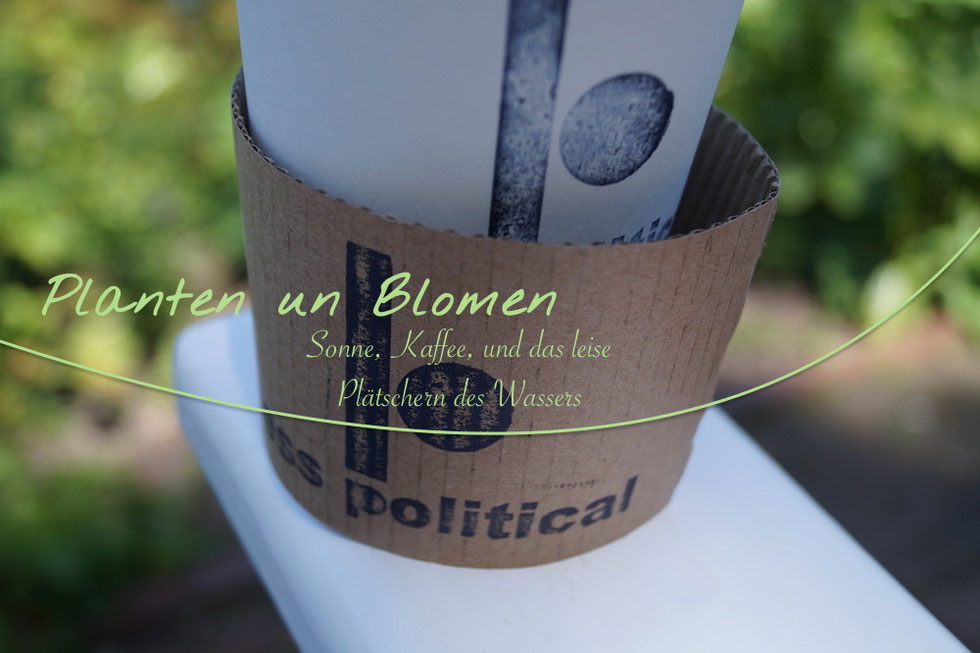 Mit einem Kaffee von Less Political bei Planten un Blomen