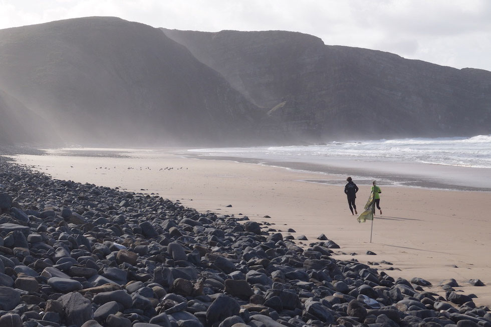 Praia de Arrifana: Aufwärmen vor dem Surfen
