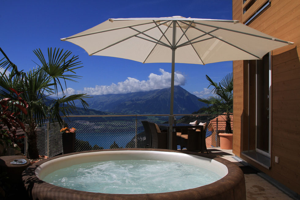 Terrasse mit traumhaftem Ausblick und Whirlpool