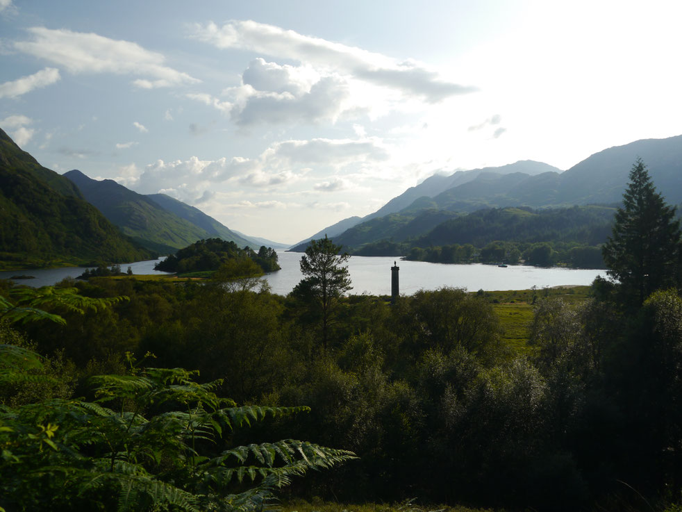 Blick vom Aussichtspunkt auf Loch Shield mit dem Monument von Bonnie Prince Charles...  und im Rücken das Viadukt aus den Harry Potter Filmen