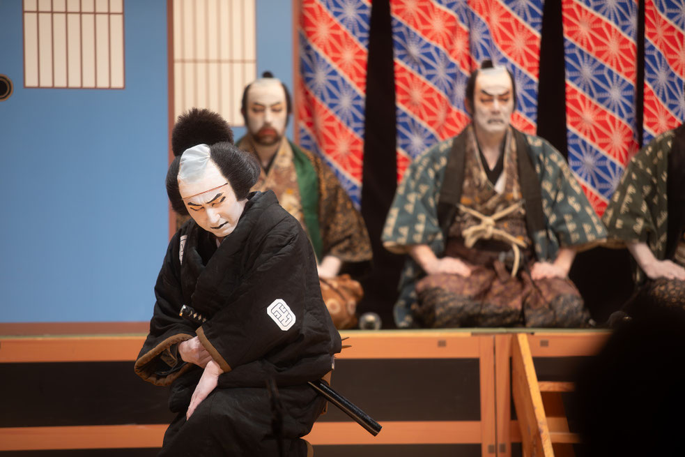 「中島東松神座」の演目「仮名手本忠臣蔵七段目　一力茶屋」の本番の一場面。