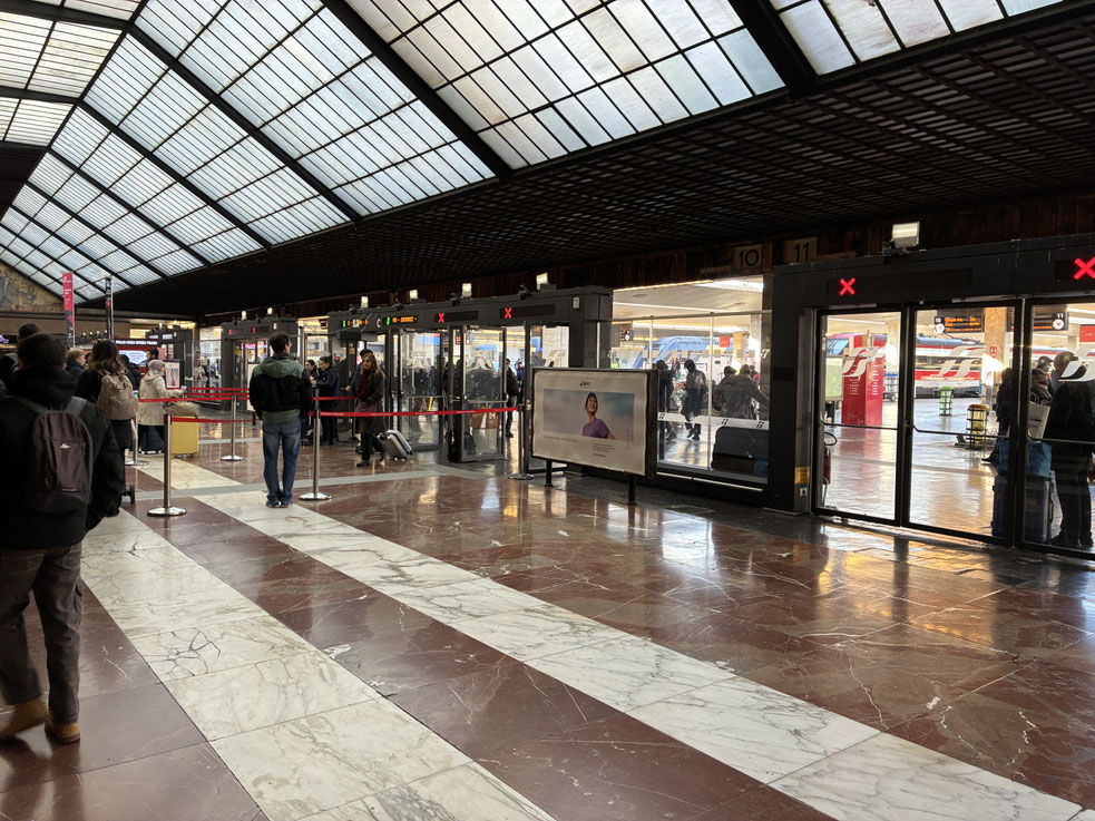 Kontrollen vor den Bahnsteigen vom Bahnhof Florenz