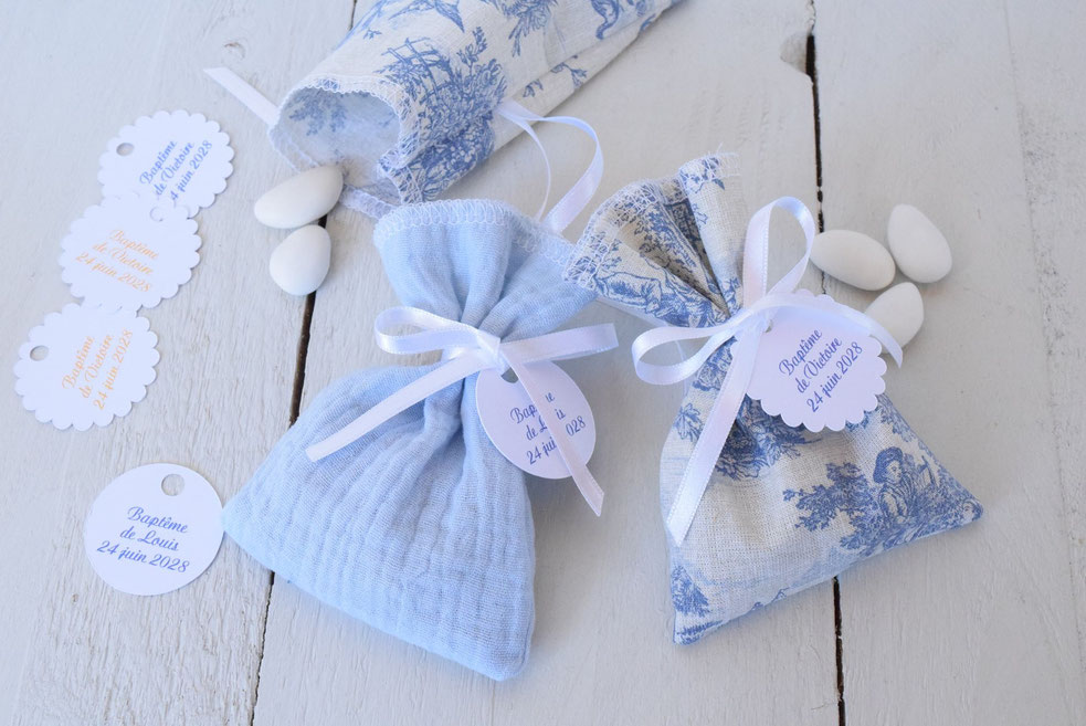 Le bleu toile de Jouy s’accorde parfaitement avec le blanc, le rose pâle ou le vert menthe.
