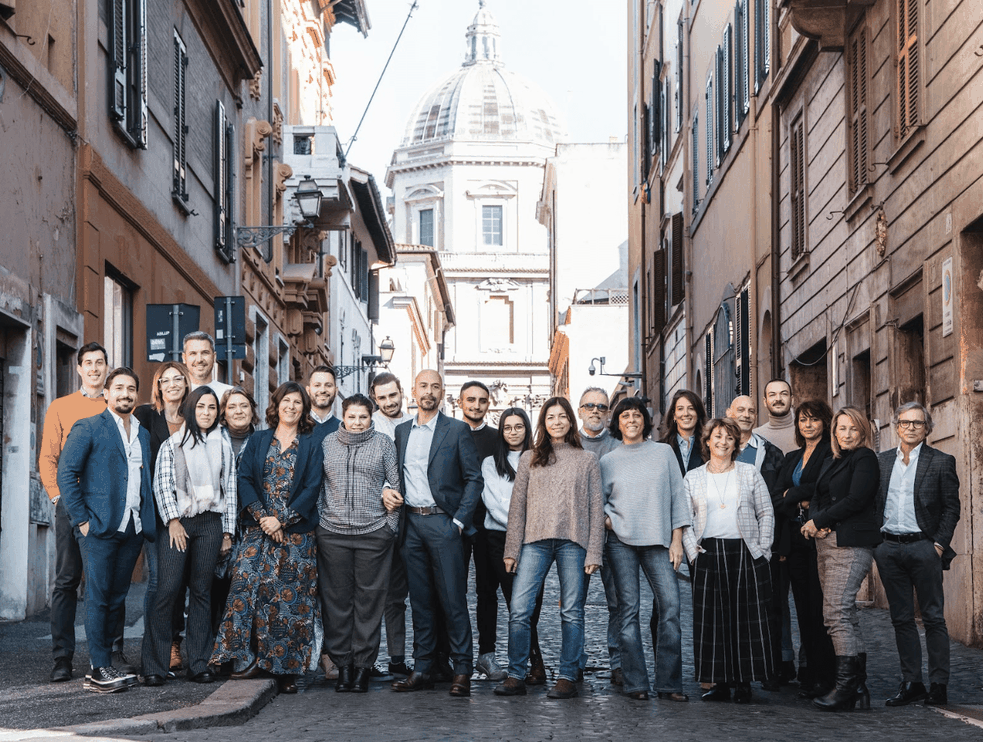 foto di gruppo della società con sfondo di Roma