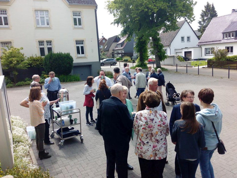 Gruppe beim Kirchplatz-Kaffee am 19.05.2019