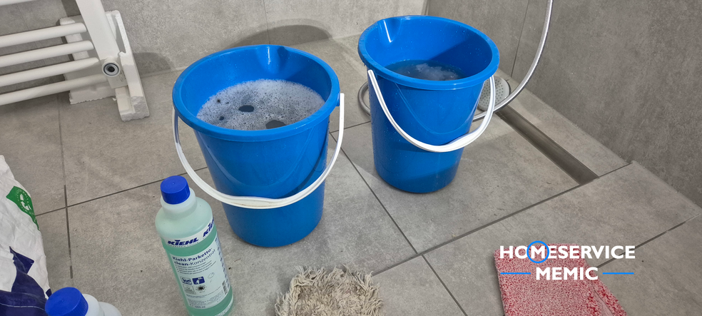 Zwei Eimer mit klarem und Reinigungs-Wasser