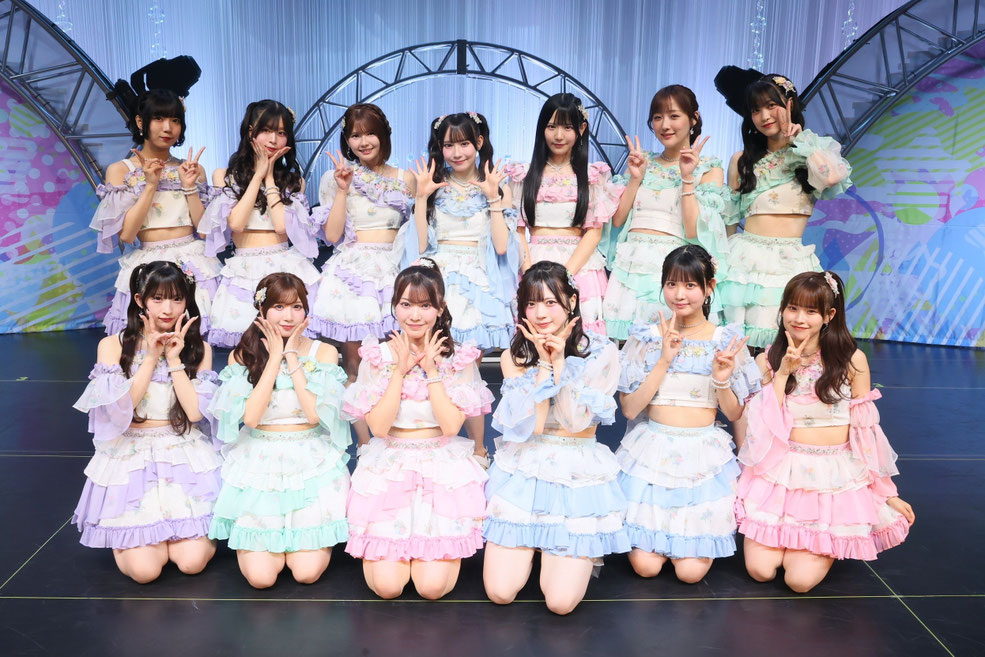 ©2026 SKE, Inc. 2 列目:左より、中坂美祐、雲井紗菜、原優寧、大村杏、伊藤虹々美、鎌田菜月、桒原椿 1 列目:左より、鈴木恋奈、太田彩夏、篠原京香、坂本真凛、伊藤実希、西井美桜