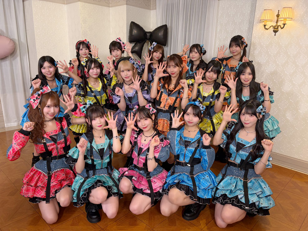 2026 SKE, Inc. 後列左から 相川暖花、井上瑠夏、太田彩夏、坂本真凛、伊藤実希 中列左から 荒野姫楓、倉島杏実、佐藤佳穂、熊崎晴香、伊藤虹々美、入内嶋涼 前列左から 野村実代、河村優愛、大村杏、森本くるみ、浅井裕華