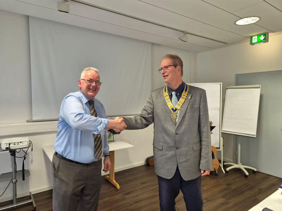 Beim feierlichen Ämterwechsel des Rotary Clubs Nidda im Kurhaushotel Bad Salzhausen übergab Fritz Hense (links) die Präsidentenkette an seinen Nachfolger Gert HolleFoto: Tatjana Hense