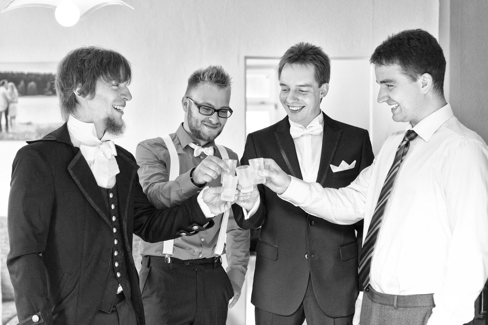bräutigam mit trauzeugen, hochzeit, trauzeugen, getting ready bräutigam