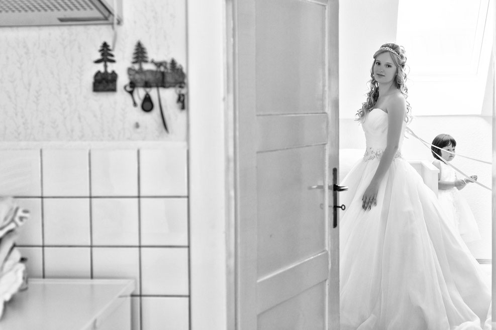 brautkleid, braut, brautkleid schnüren, getting ready hochzeit, hochreitsfotograf erzgebirge