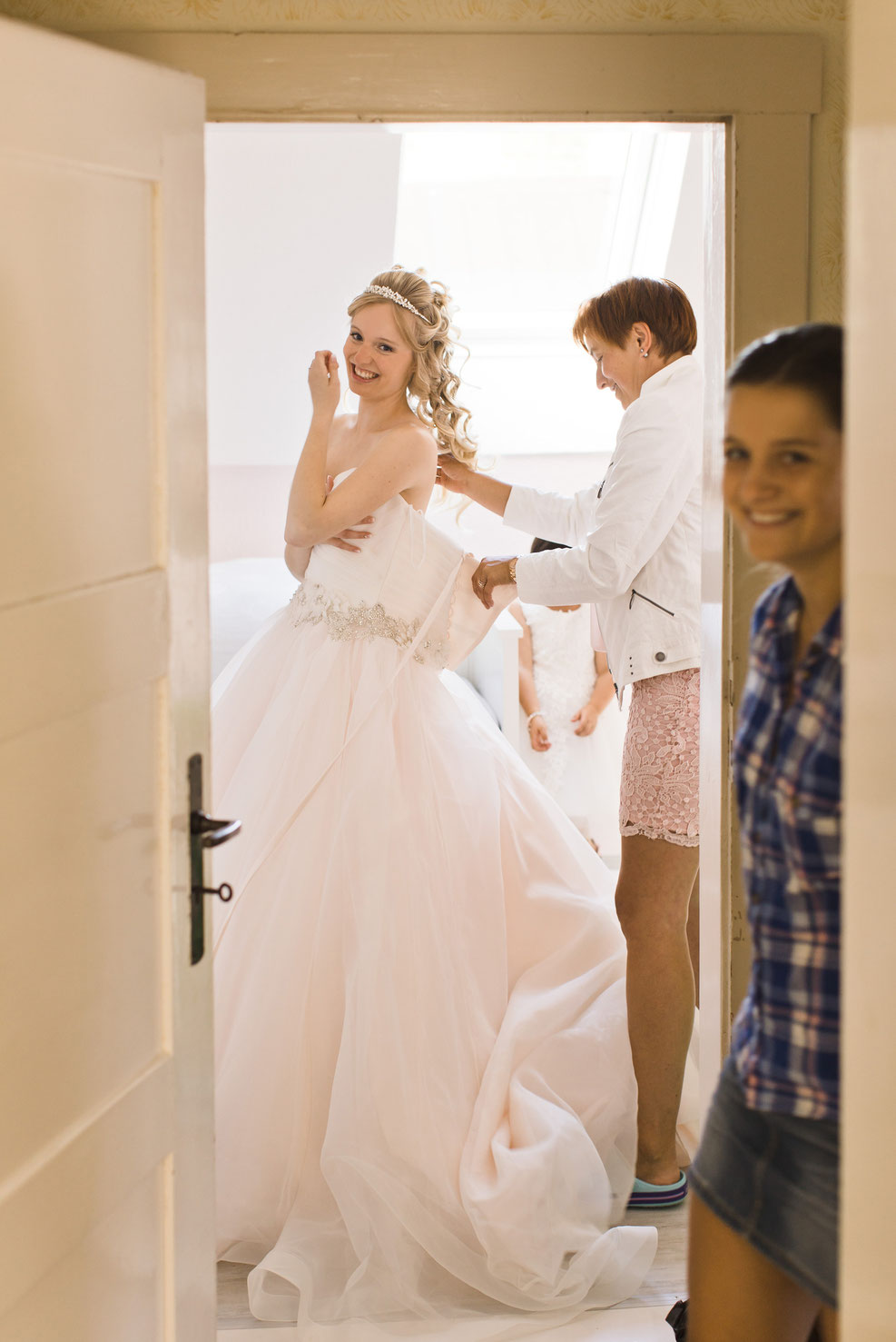 braut, brautmutter, trauzeugin, getting ready braut, brautkleid anziehen