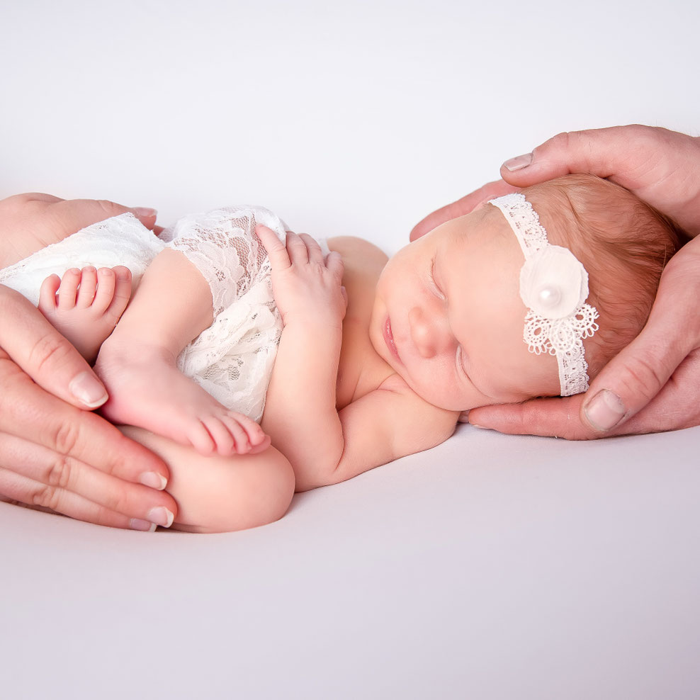 newborn in cirkel