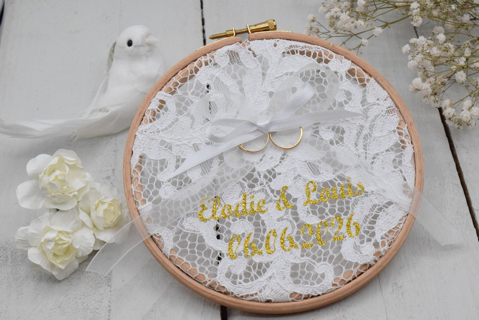 Porte alliance mariage bois et dentelle personnalisé, fait main. Prénoms et date en doré pailleté pour un souvenir unique et décoratif.