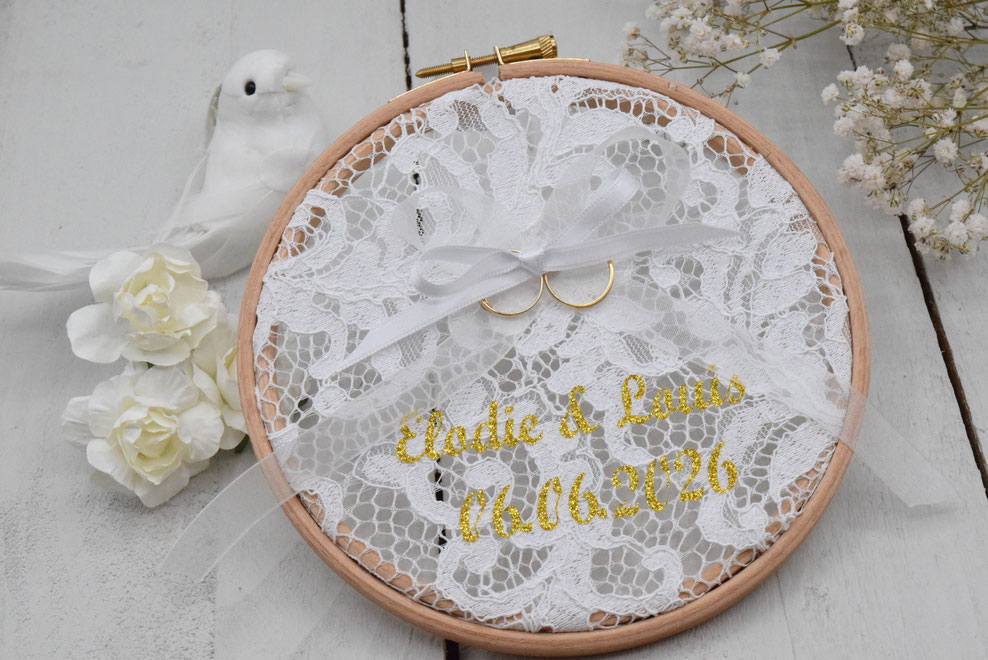 Porte alliance mariage bois et dentelle personnalisé, fait main. Prénoms et date en doré pailleté pour un souvenir unique et décoratif.