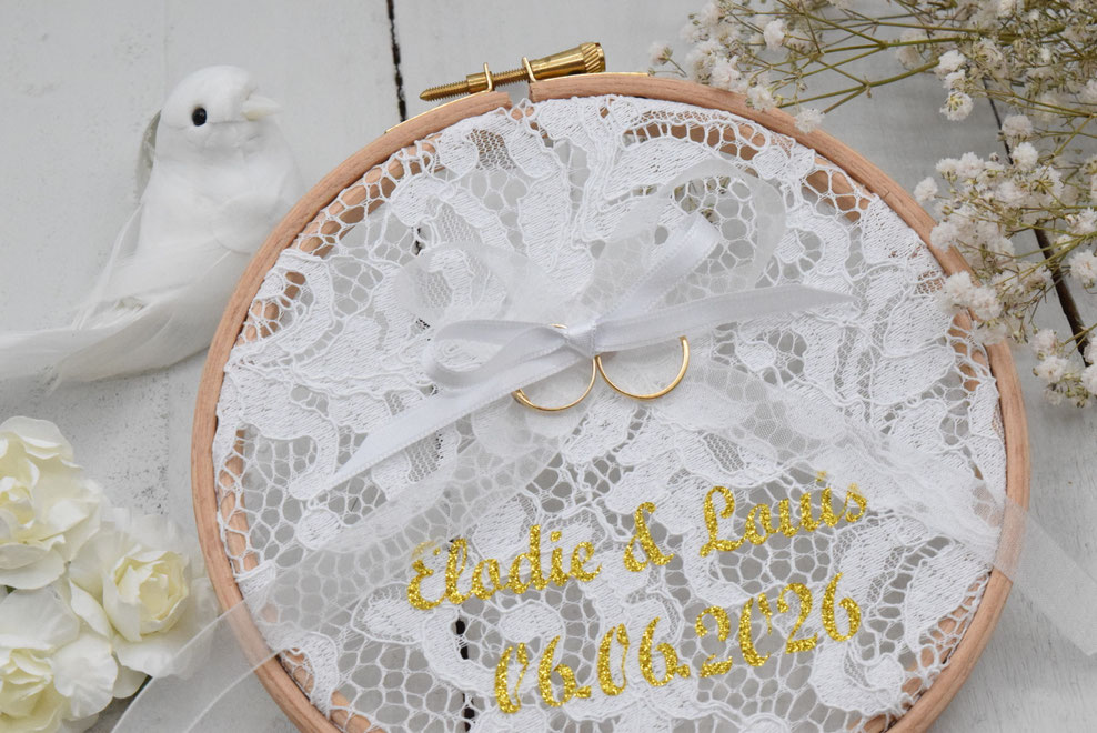 Porte alliance mariage bois et dentelle personnalisé, fait main. Prénoms et date en doré pailleté pour un souvenir unique et décoratif.