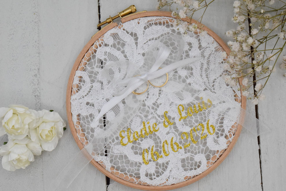 Porte alliance mariage bois et dentelle personnalisé, fait main. Prénoms et date en doré pailleté pour un souvenir unique et décoratif.