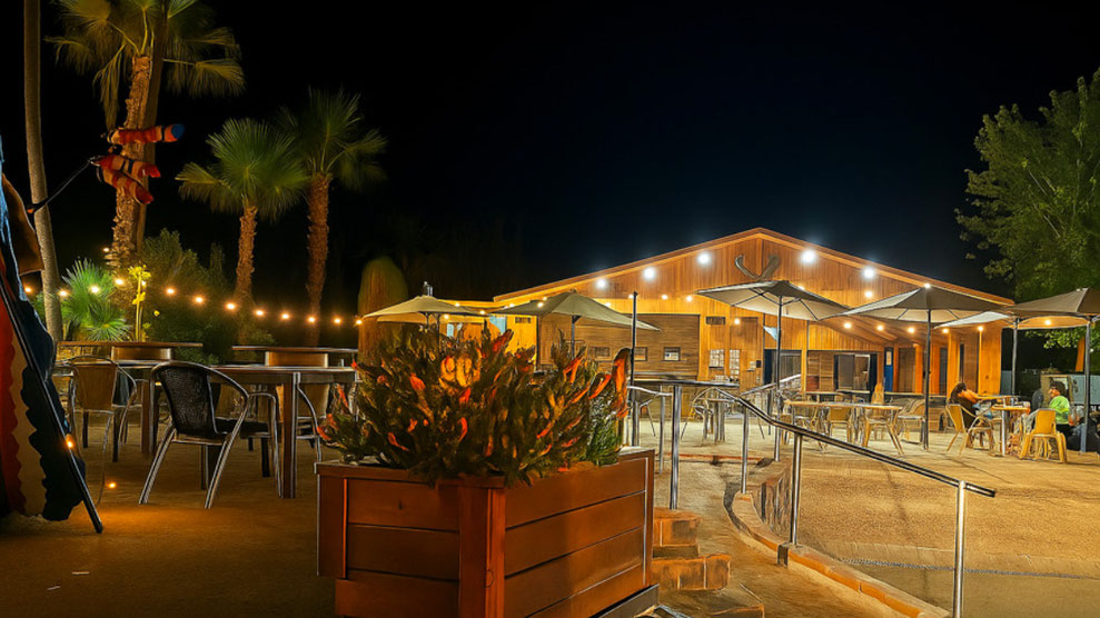 carpa del restaurante foto mesas y decoración por la noche