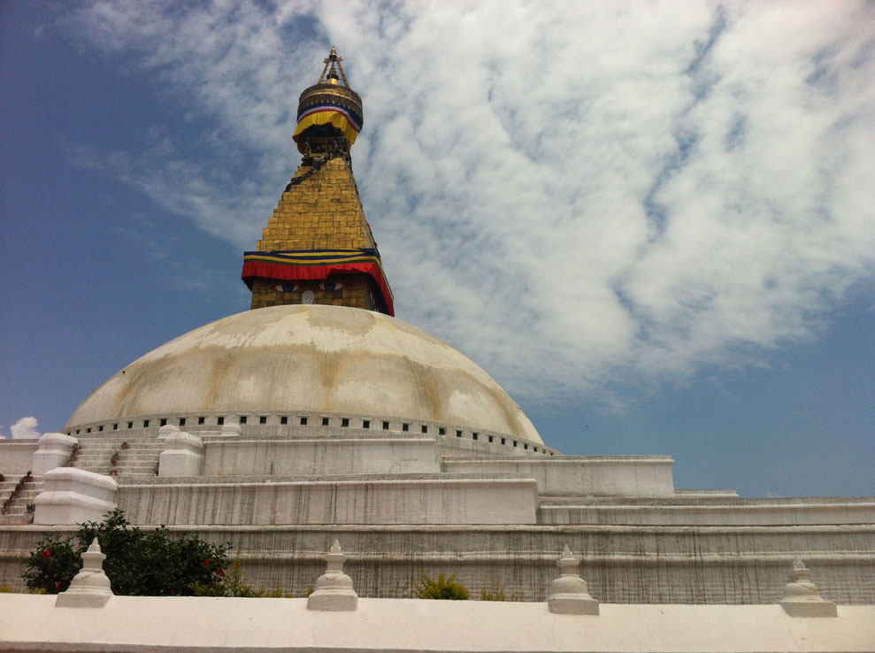 Der Stupa in Bodnath, wenige Minuten vor dem dritten schweren Beben am 12. Mai 2015. Auffällig ist, dass keine Gebetsfahnen im Wind flattern...