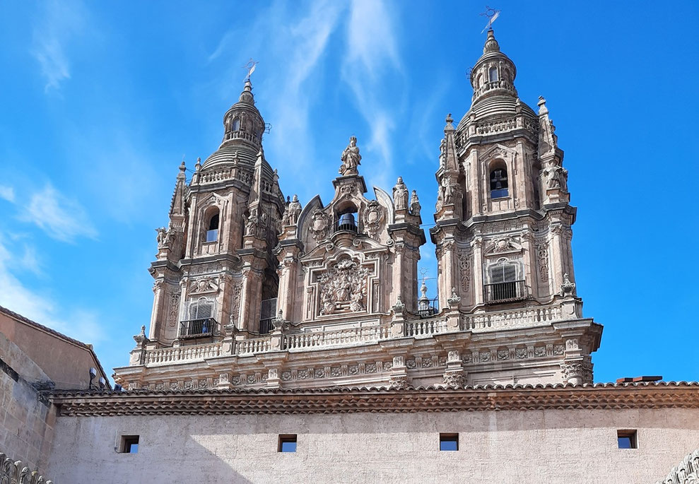 La Clerecía vue depuis le patio de la Casa de las Conchas